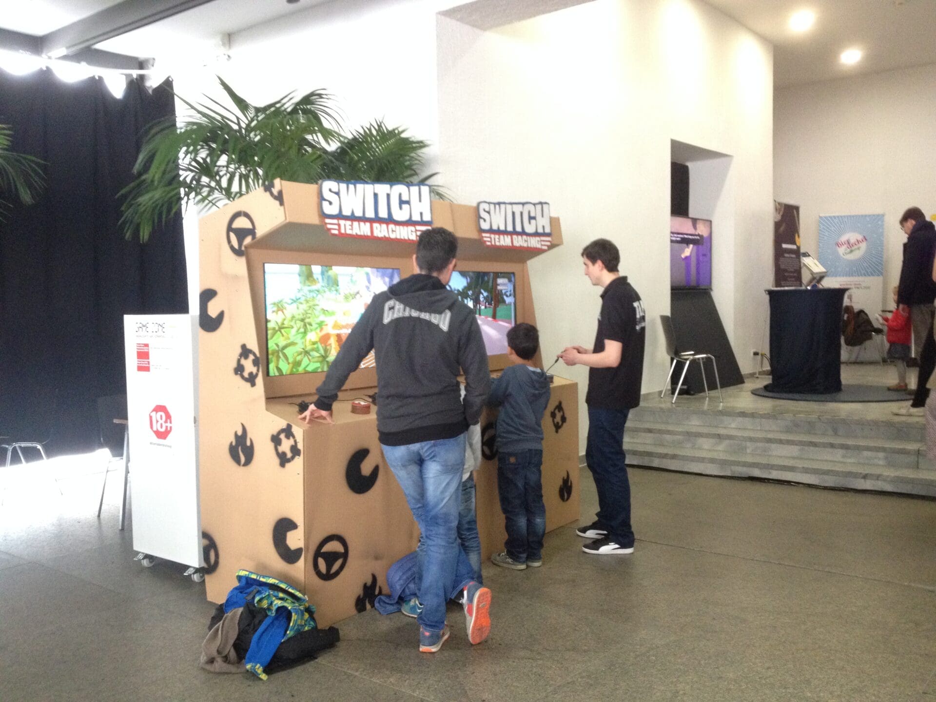 Kind spielt in der GameZone ein Computerspiel
