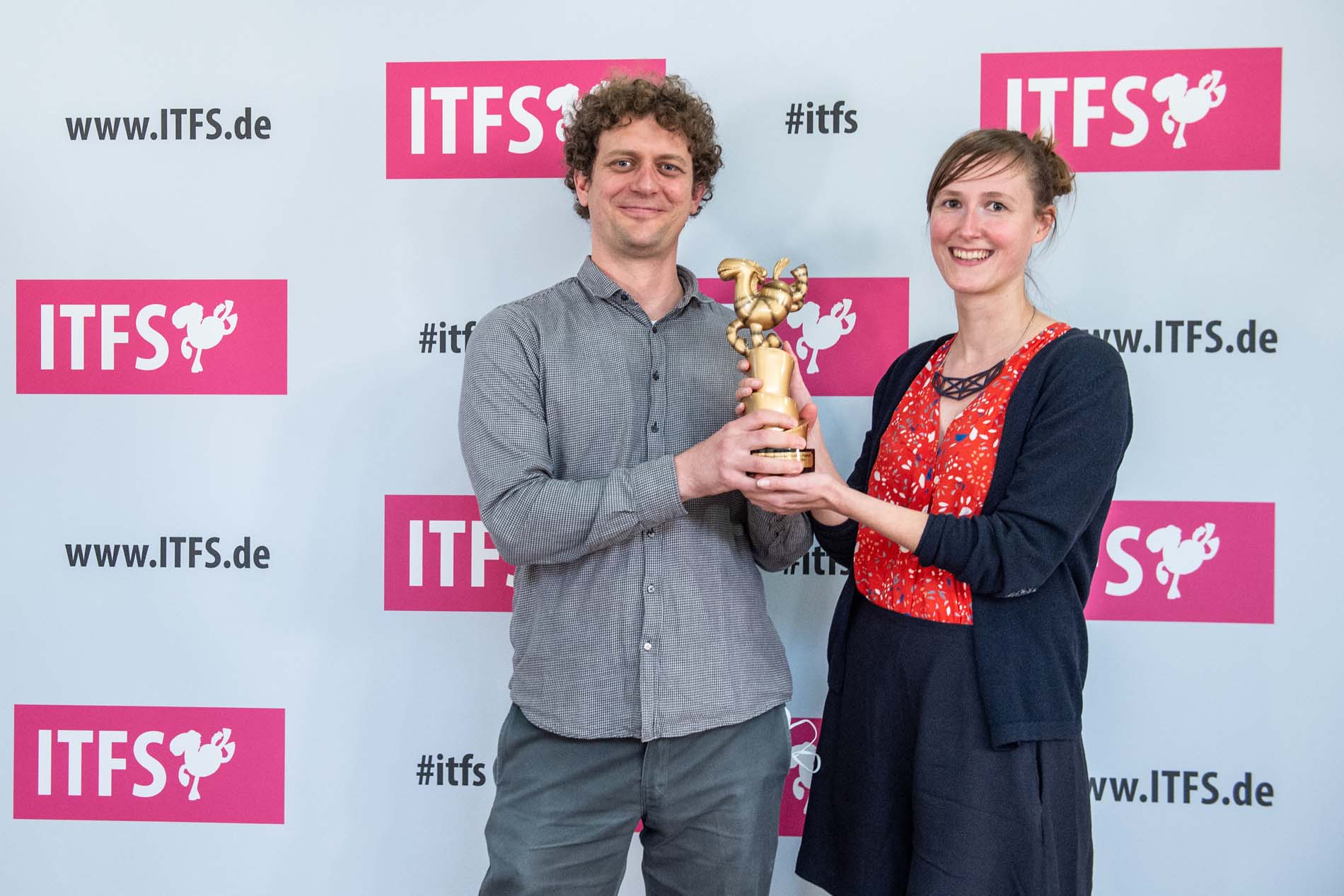 Stolze Filmemacher präsentieren ihre Preisstatue