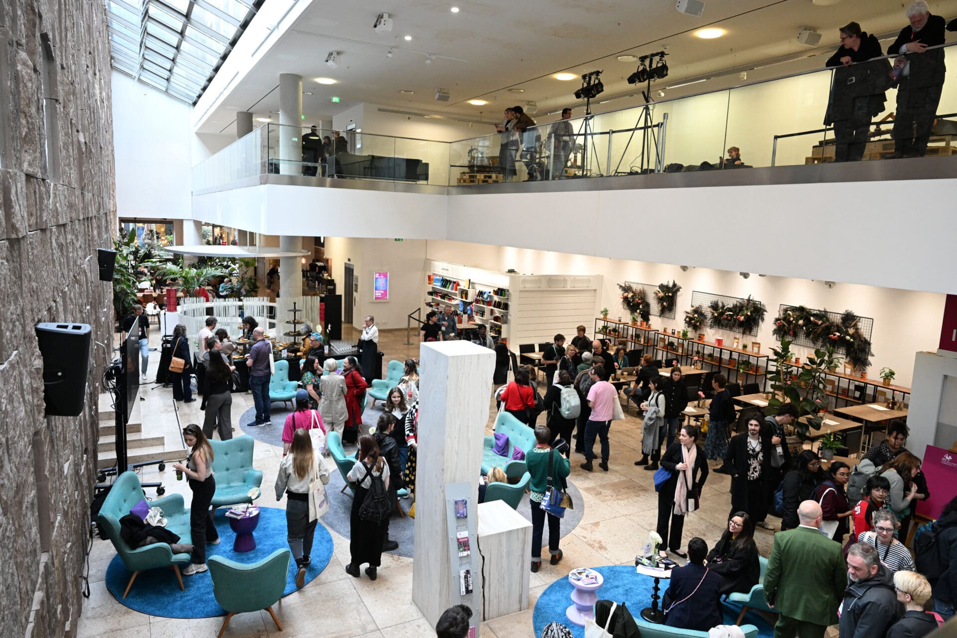 Voll besuchtes Festival Centre