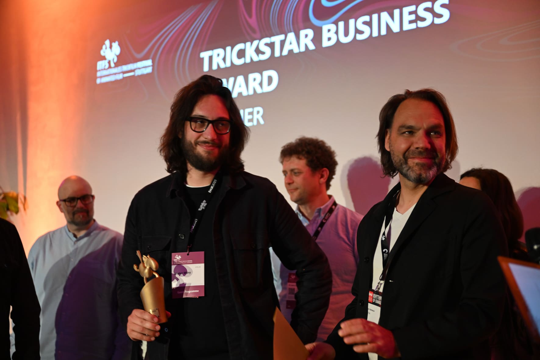 Stolze Gewinner mit Preisstatue