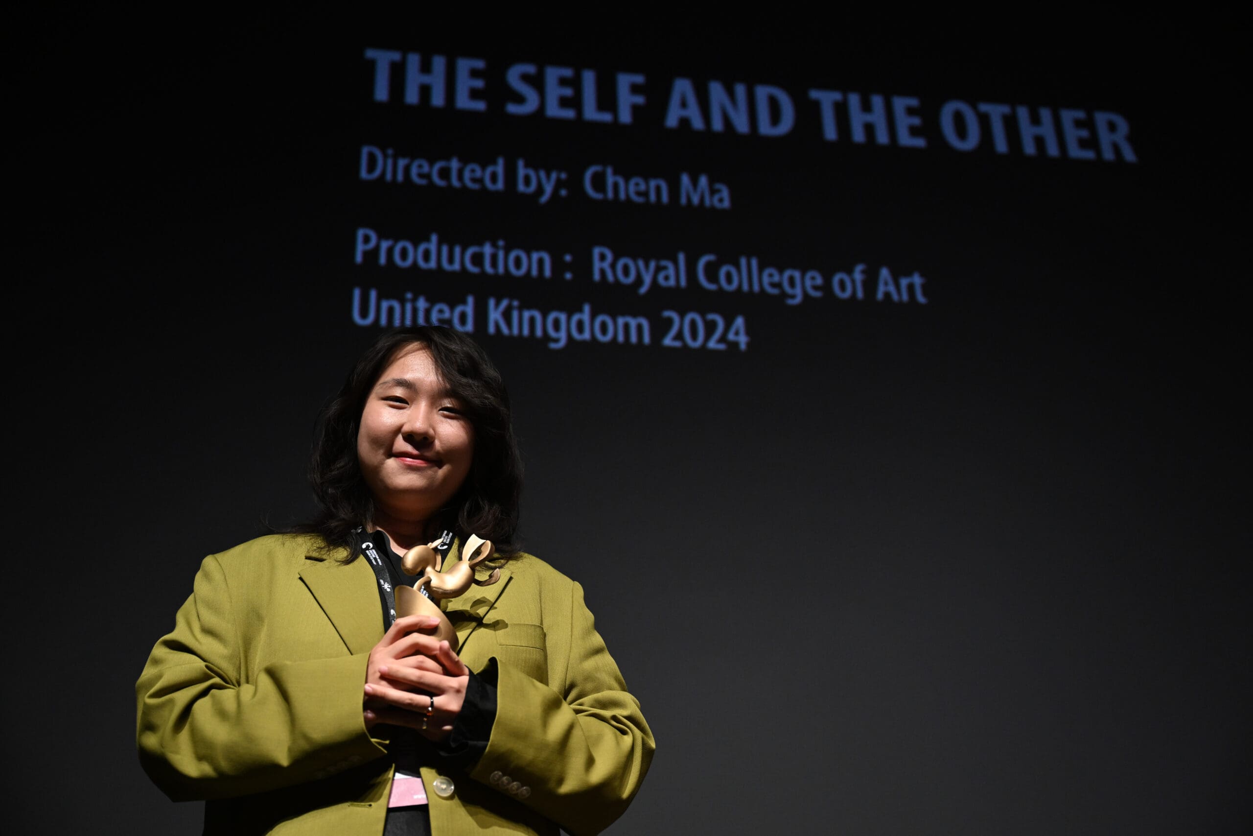Glückliche Preisträgerin mit Statue