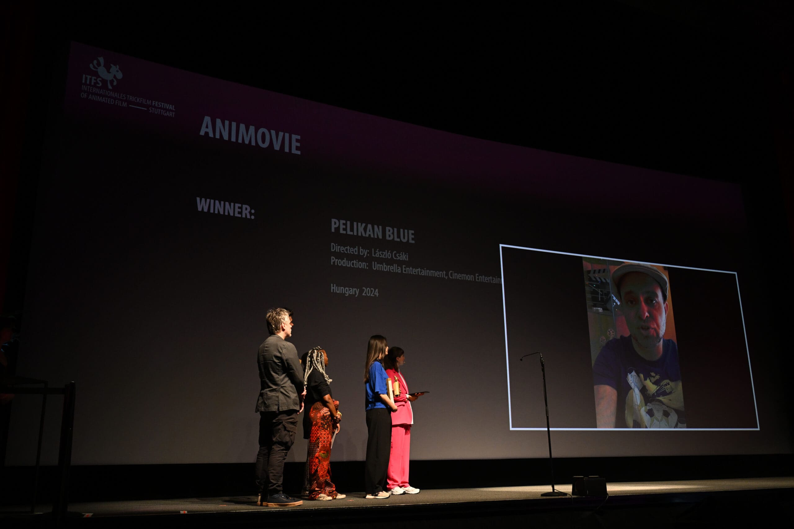 Videobotschaft des Preisträgers wird auf Bühne eingeblendet