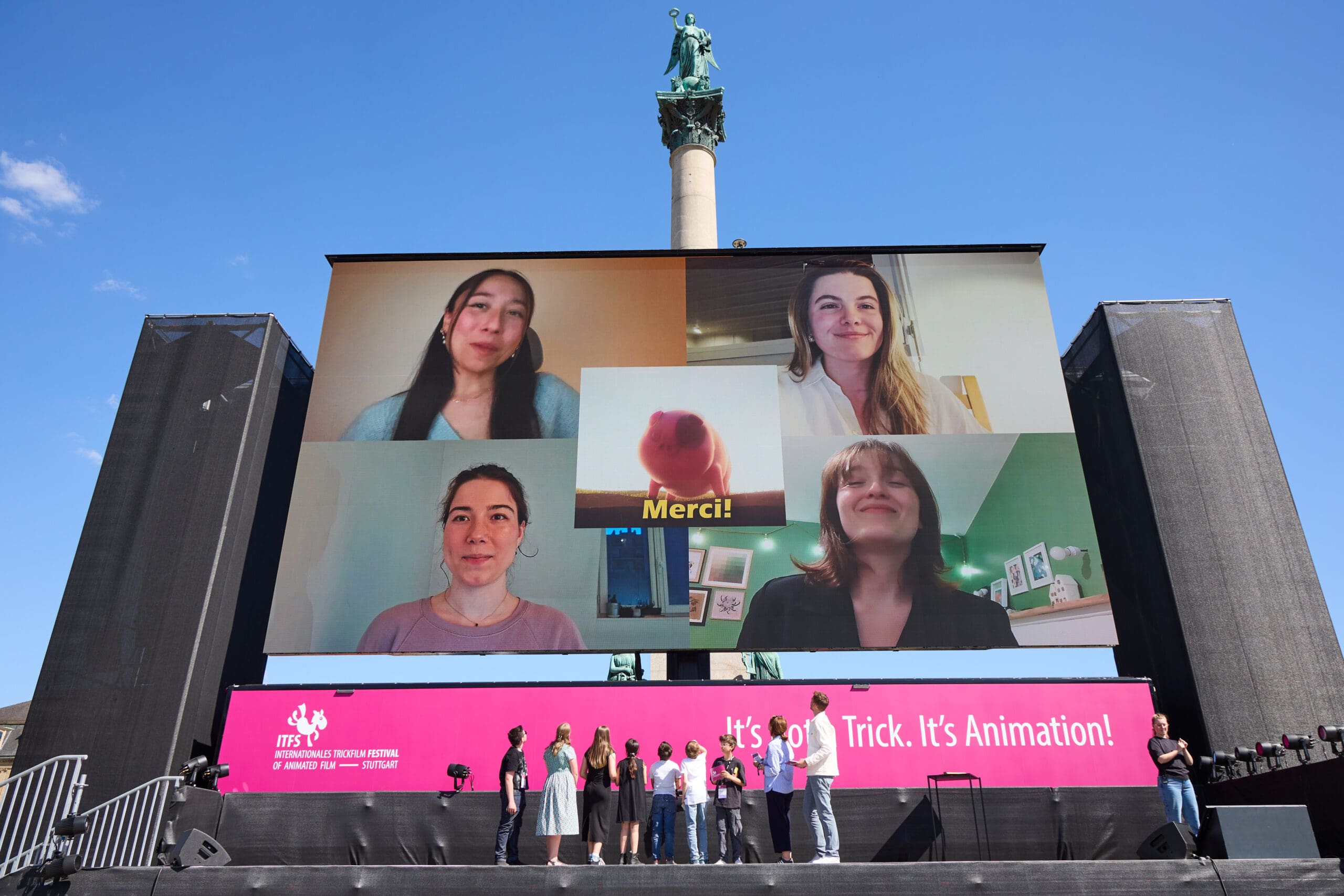 Große LED-Leinwand auf dem Stuttgarter Schlossplatz